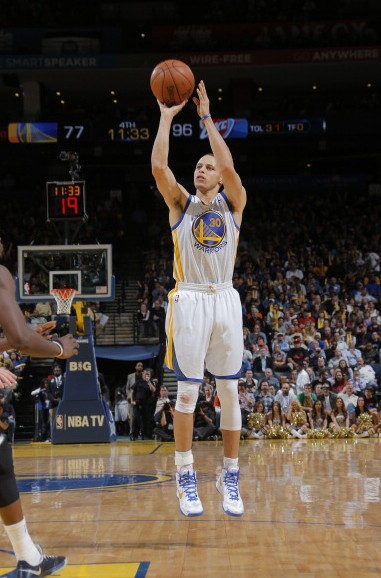 明日湖人迎战火箭 詹姆斯因左腹股沟拉伤大概率出战.