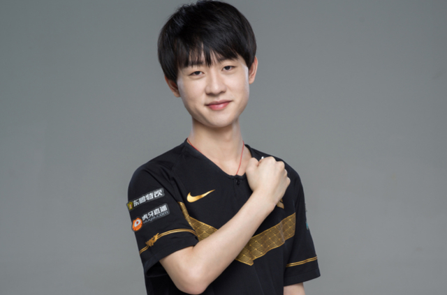 顶在中卫身 顶在中卫身